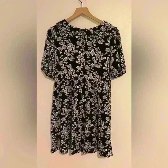 MI AMI | FRANCESCA’S | Black and White Floral Collared Dress - Picture 4 of 6